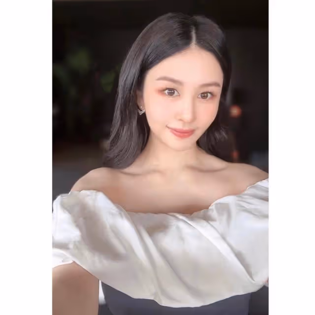 邱淑貞愛女沈月慶21歲生日　曬自拍小露香肩鎖骨
