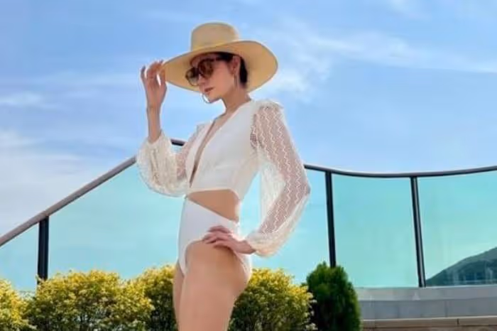 李嘉欣在家中秀身材，和8年前的自己比美，穿高叉泳褲露長腿