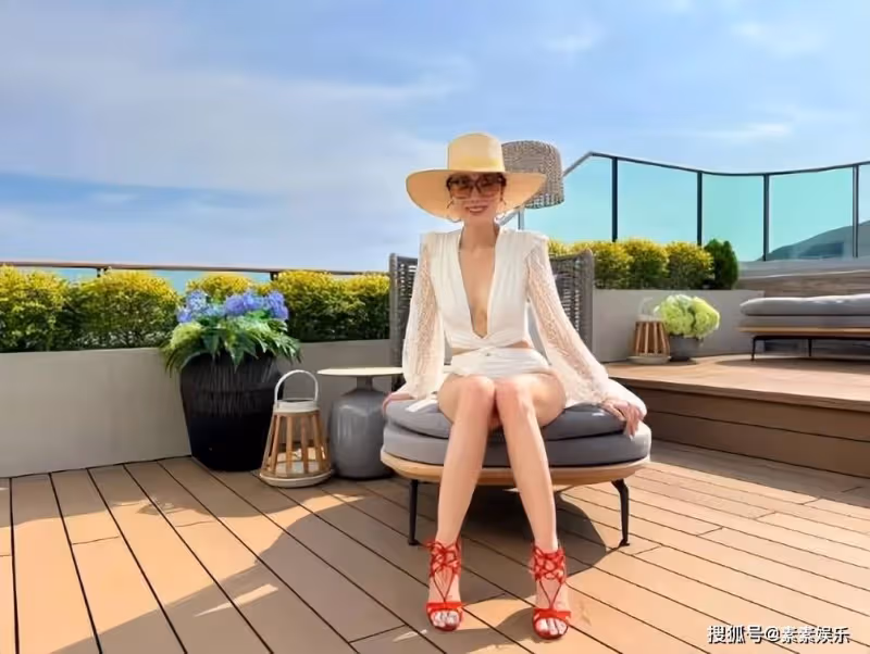 李嘉欣在家中秀身材，和8年前的自己比美，穿高叉泳褲露長腿