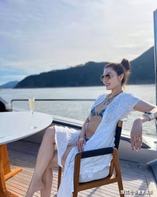 李嘉欣在家中秀身材，和8年前的自己比美，穿高叉泳褲露長腿