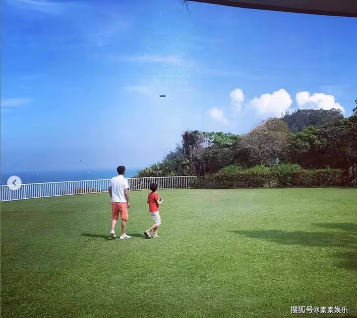 李嘉欣在家中秀身材，和8年前的自己比美，穿高叉泳褲露長腿