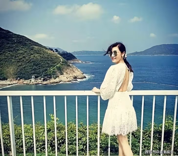 李嘉欣在家中秀身材，和8年前的自己比美，穿高叉泳褲露長腿