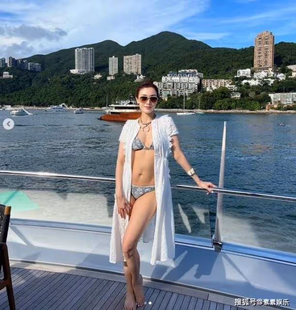 李嘉欣在家中秀身材,和8年前的自己比美,穿高叉泳褲露長腿
