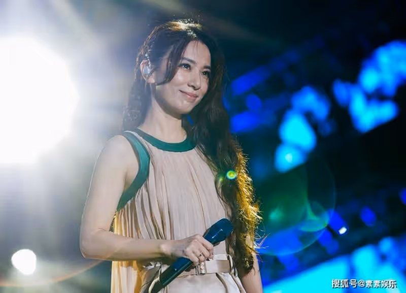 田馥甄登台獻唱,強忍淚水用歌曲回應:心中沒鬼就不用處處防備