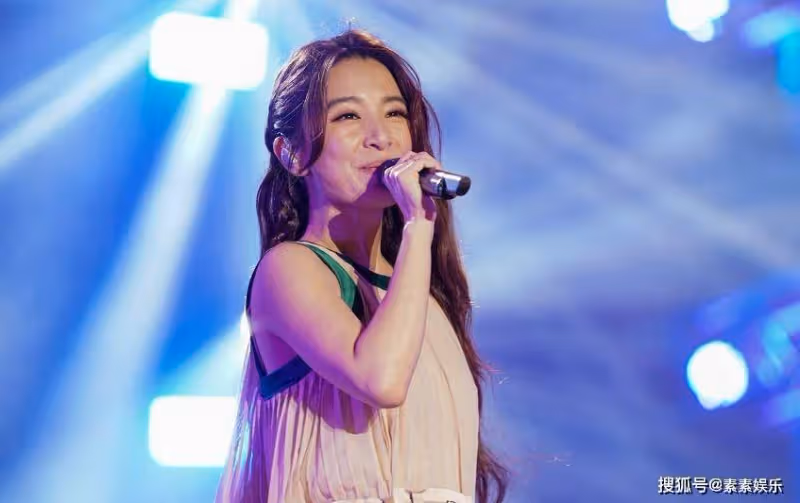 田馥甄登台獻唱,強忍淚水用歌曲回應:心中沒鬼就不用處處防備