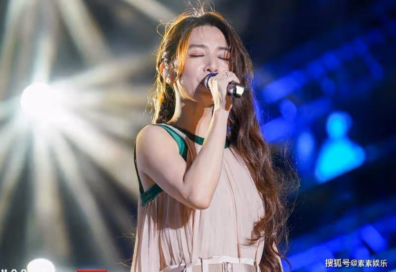 田馥甄登台獻唱,強忍淚水用歌曲回應:心中沒鬼就不用處處防備