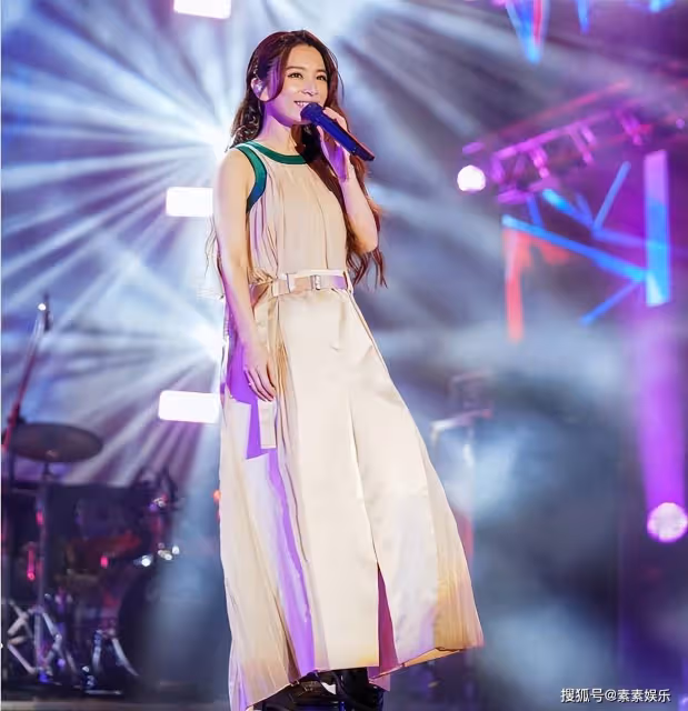 田馥甄登台獻唱,強忍淚水用歌曲回應:心中沒鬼就不用處處防備