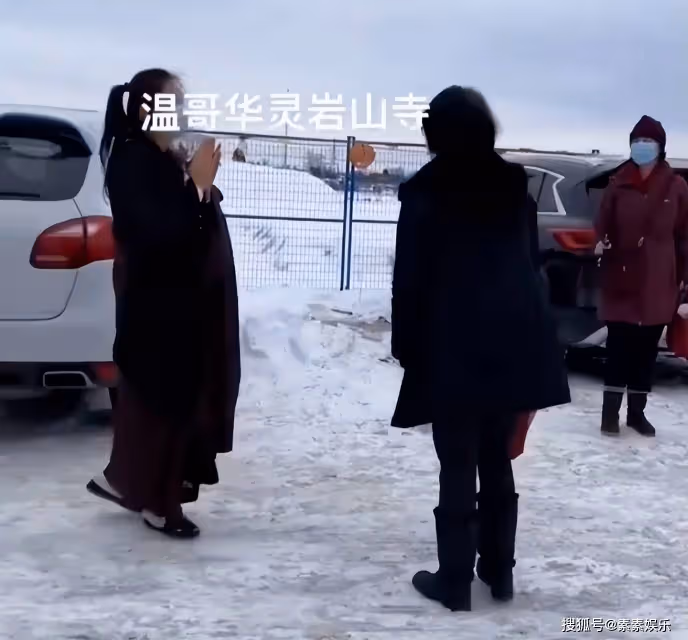 55歲王祖賢近照變化大,素顏狀態優雅,在寺廟內雙手合十祈福