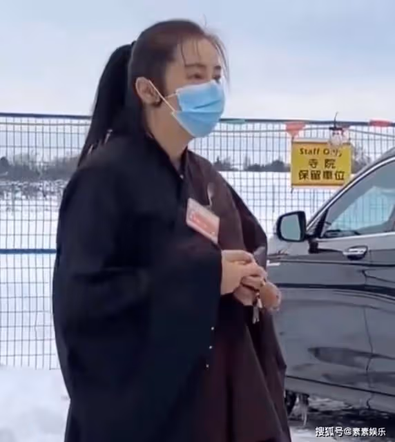 55歲王祖賢近照變化大,素顏狀態優雅,在寺廟內雙手合十祈福