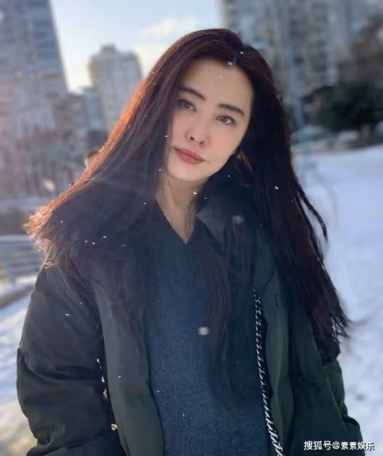 55歲王祖賢近照變化大,素顏狀態優雅,在寺廟內雙手合十祈福