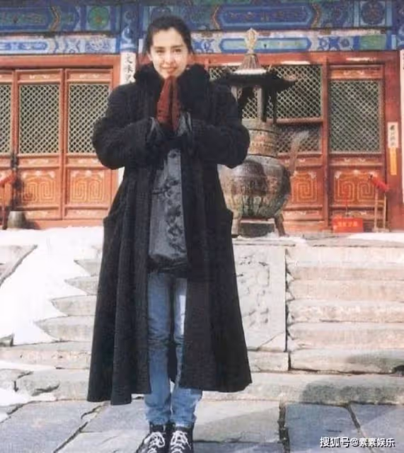 55歲王祖賢近照變化大,素顏狀態優雅,在寺廟內雙手合十祈福