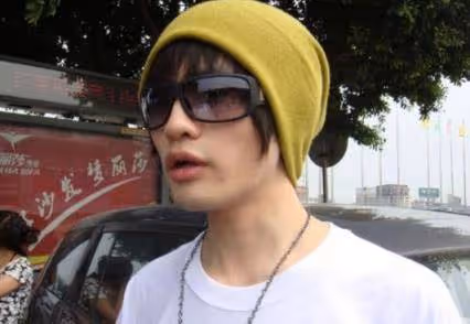 他曾被趙本山「乾兒子」，成名後卻屢傳八卦，如今34歲身敗名裂