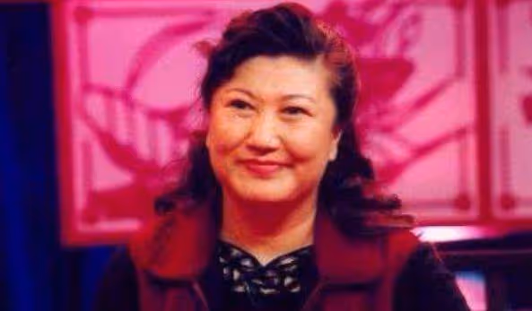他捧紅趙本山，拋妻棄子與小11歲女星在一起12年，如今發福認不出！