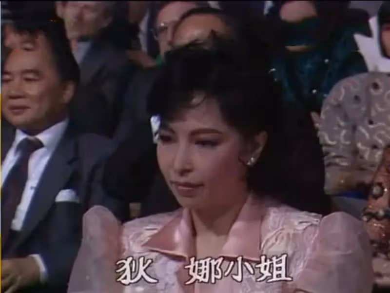 傾國傾城不失傲骨，不愛權貴愛祖國，狄娜這一生才是港圈最大傳奇