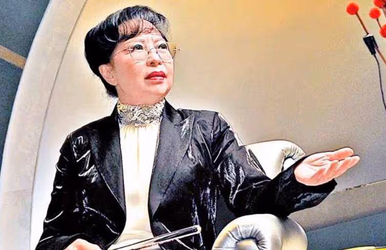 傾國傾城不失傲骨，不愛權貴愛祖國，狄娜這一生才是港圈最大傳奇