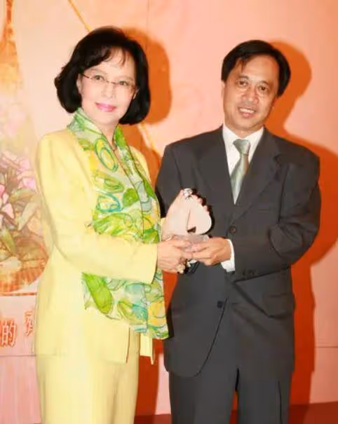 傾國傾城不失傲骨，不愛權貴愛祖國，狄娜這一生才是港圈最大傳奇