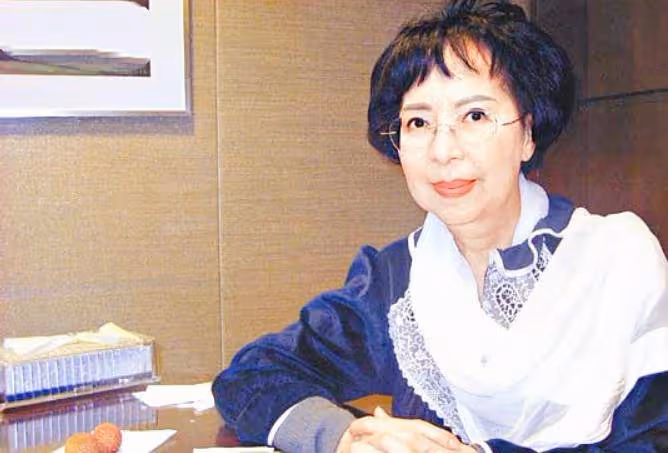 傾國傾城不失傲骨，不愛權貴愛祖國，狄娜這一生才是港圈最大傳奇
