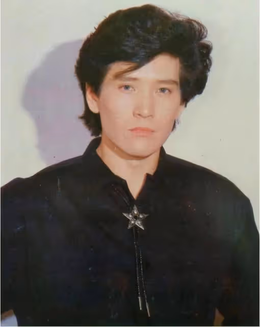 61歲費翔曬國外精緻生活,戴手錶金戒笑開懷,留絡腮鬍仍帥氣健碩