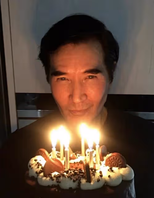 61歲費翔曬國外精緻生活,戴手錶金戒笑開懷,留絡腮鬍仍帥氣健碩