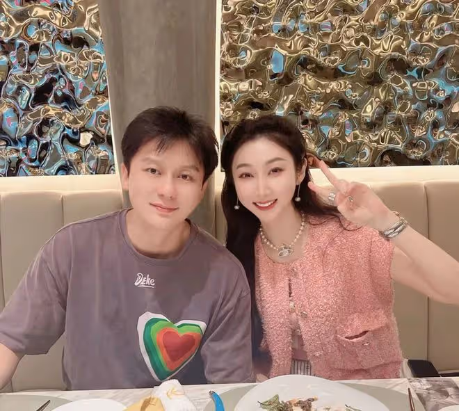 李晨與美女富婆吃大餐!頭靠頭合影顯親密,還曾在酒吧嗨玩到凌晨