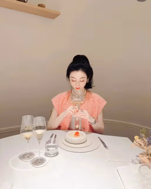 李晨與美女富婆吃大餐!頭靠頭合影顯親密,還曾在酒吧嗨玩到凌晨