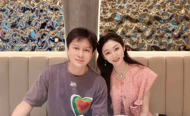李晨與美女富婆吃大餐!頭靠頭合影顯親密,還曾在酒吧嗨玩到凌晨