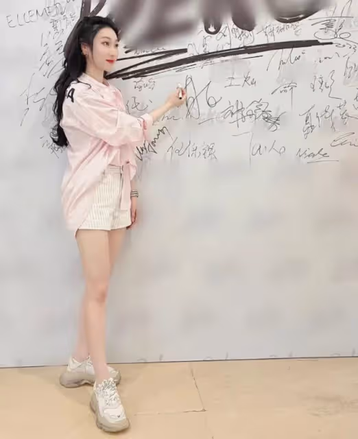 李晨與美女富婆吃大餐!頭靠頭合影顯親密,還曾在酒吧嗨玩到凌晨