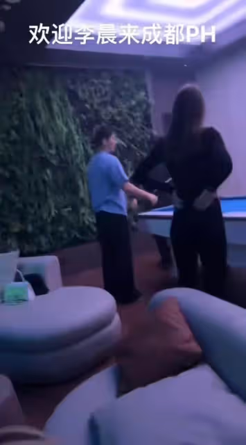 李晨與美女富婆吃大餐!頭靠頭合影顯親密,還曾在酒吧嗨玩到凌晨