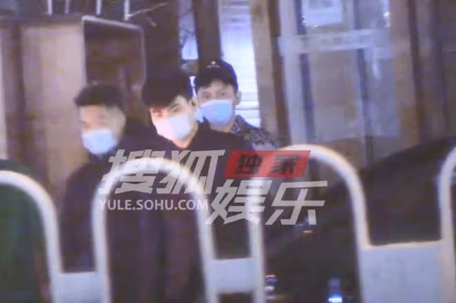 李晨與美女富婆吃大餐!頭靠頭合影顯親密,還曾在酒吧嗨玩到凌晨