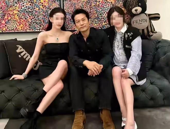 李晨與美女富婆吃大餐!頭靠頭合影顯親密,還曾在酒吧嗨玩到凌晨