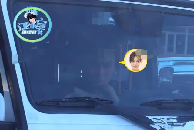 馬思純開豪車外出,亂打轉向燈任性逆行,開車窗扔垃圾被批素質低