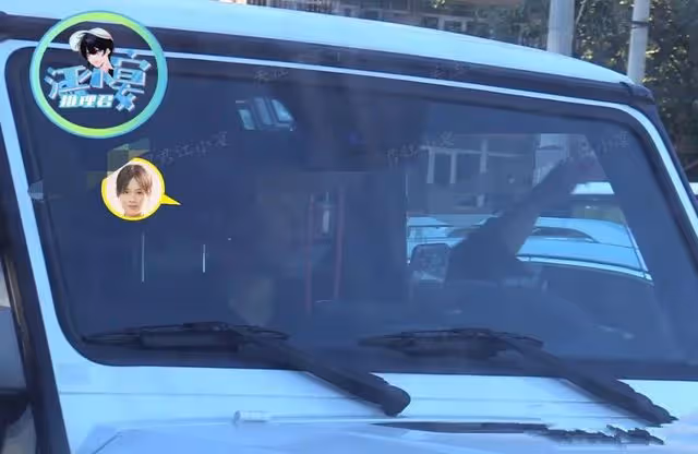 馬思純開豪車外出,亂打轉向燈任性逆行,開車窗扔垃圾被批素質低