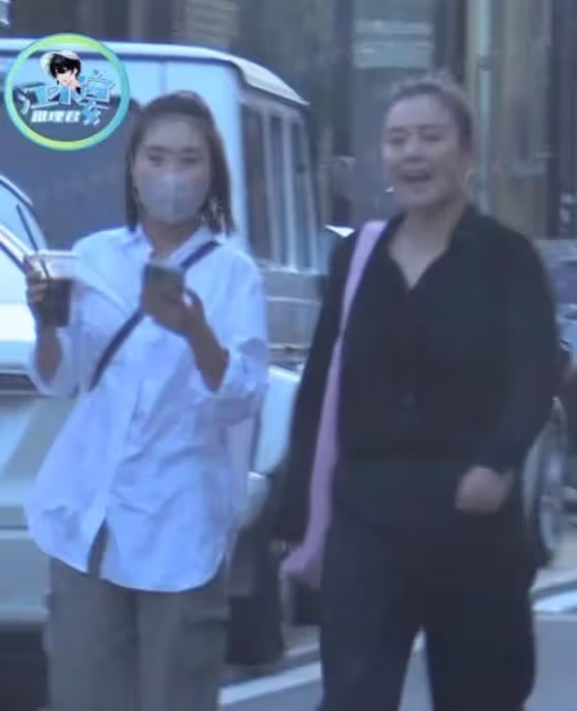 馬思純開豪車外出,亂打轉向燈任性逆行,開車窗扔垃圾被批素質低