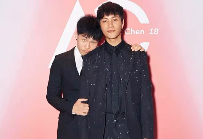 陳坤20歲兒子罕露面,穿6千短袖身上多處紋身,居國外和老爸分離