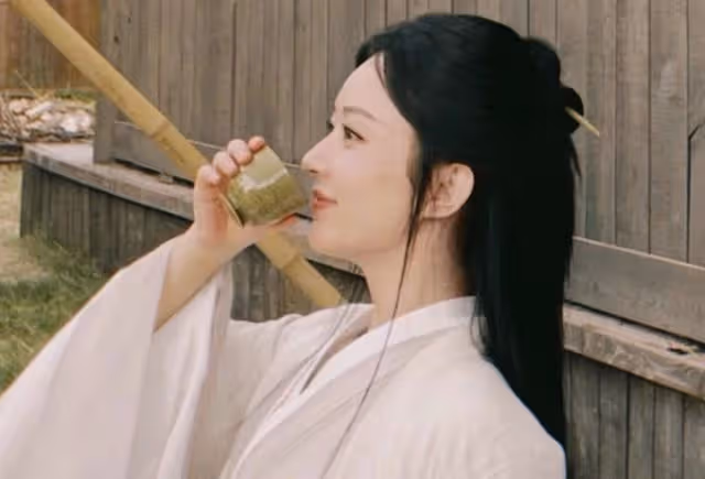 趙麗穎深夜醉酒,走路搖晃險摔倒,林更新連忙上前攙扶滿眼寵溺