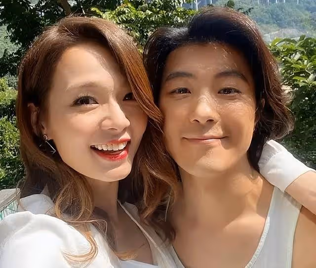 知名港星曬和兒子親吻照引爭議!前夫婚內出軌,離婚後買房買車位