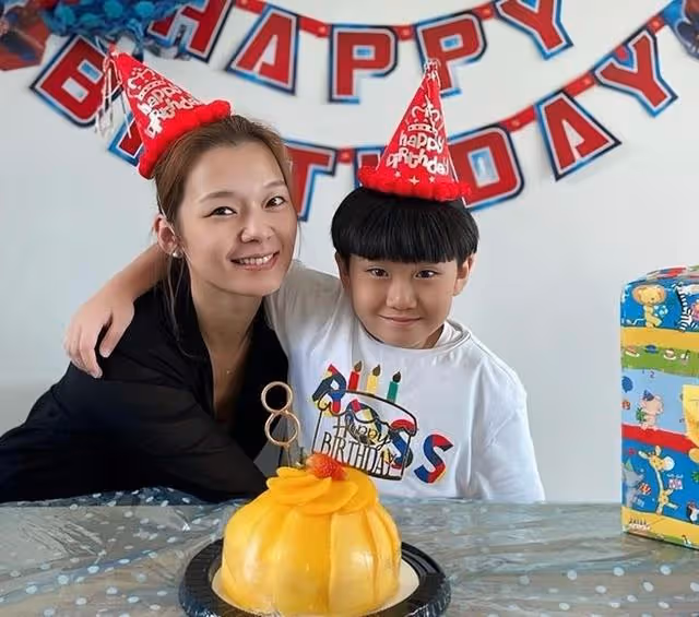 知名港星曬和兒子親吻照引爭議!前夫婚內出軌,離婚後買房買車位