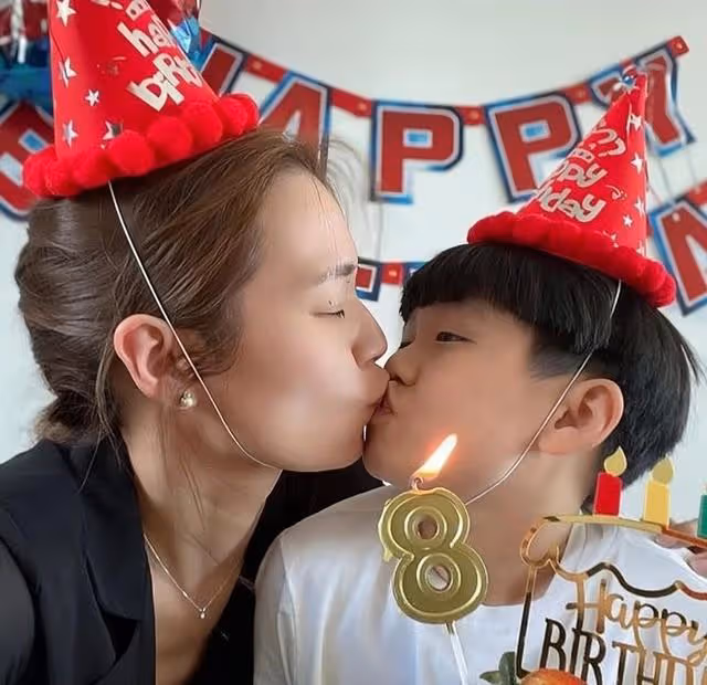 知名港星曬和兒子親吻照引爭議!前夫婚內出軌,離婚後買房買車位