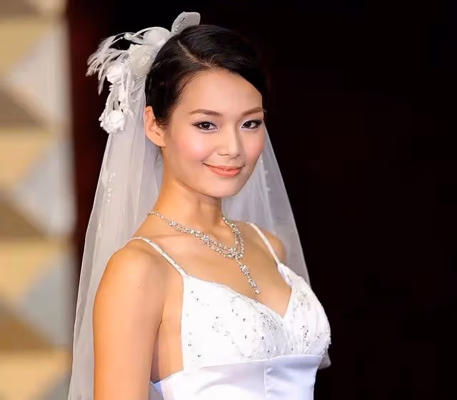 知名港星曬和兒子親吻照引爭議!前夫婚內出軌,離婚後買房買車位