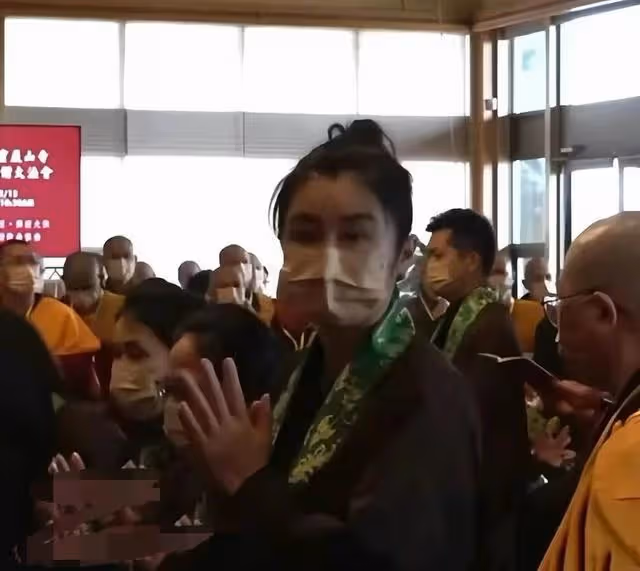 55歲王祖賢近照曝光!面部浮腫被質疑整容,皮膚鬆弛老態明顯