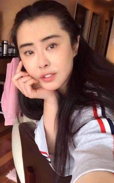 55歲王祖賢近照曝光!面部浮腫被質疑整容,皮膚鬆弛老態明顯