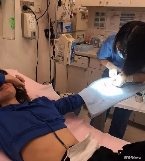 超模Naomi曾為情割腕自殺 給陳冠希發親吻照