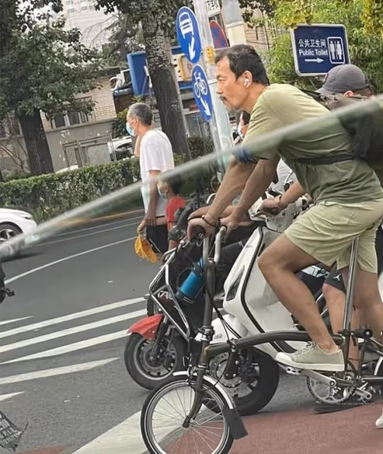 影帝廖凡獨自騎單車出門 鬍子拉碴打扮隨意