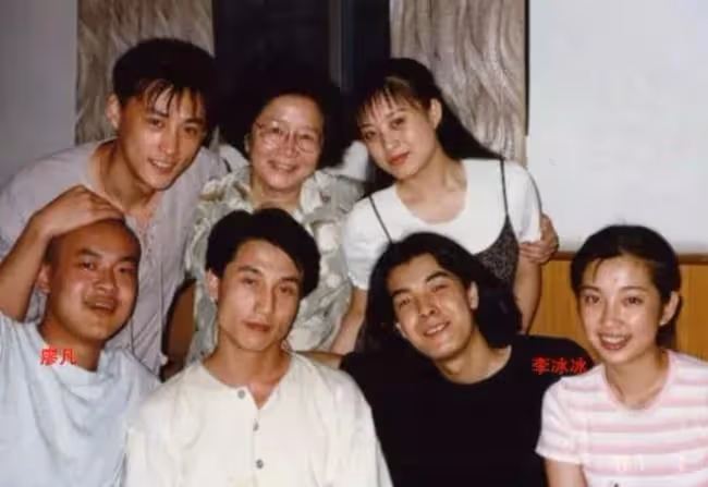 影帝廖凡獨自騎單車出門 鬍子拉碴打扮隨意