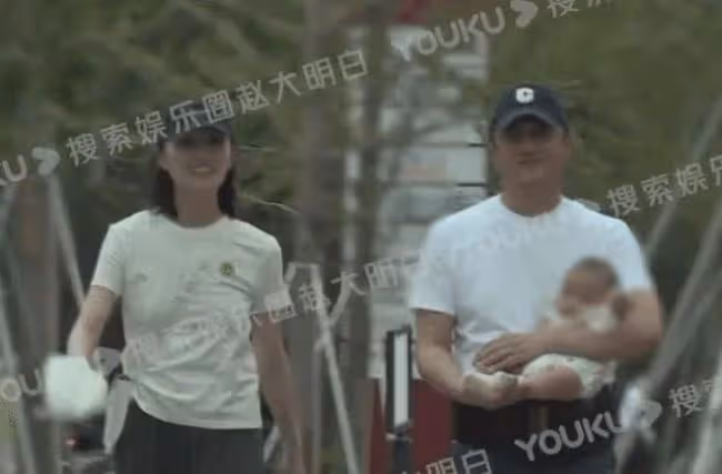 李亞鵬海哈金喜街頭抱娃散步 並肩而行感情穩定