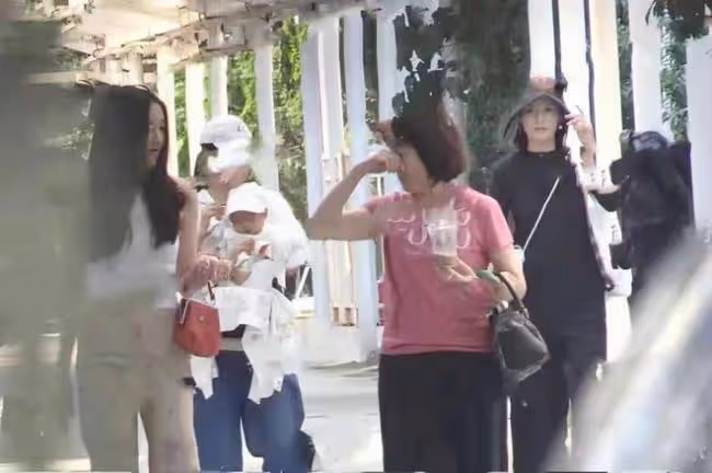 李亞鵬海哈金喜街頭抱娃散步 並肩而行感情穩定