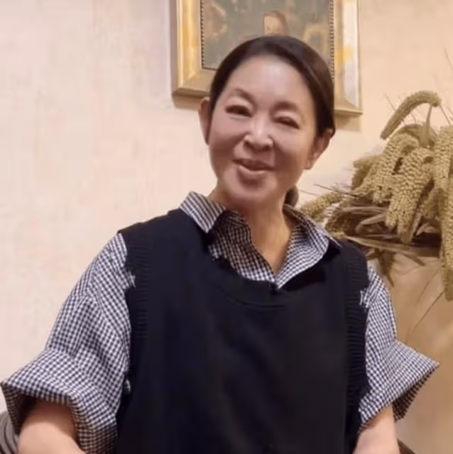63歲倪萍曬最新近照 身材暴瘦被指口斜眼歪