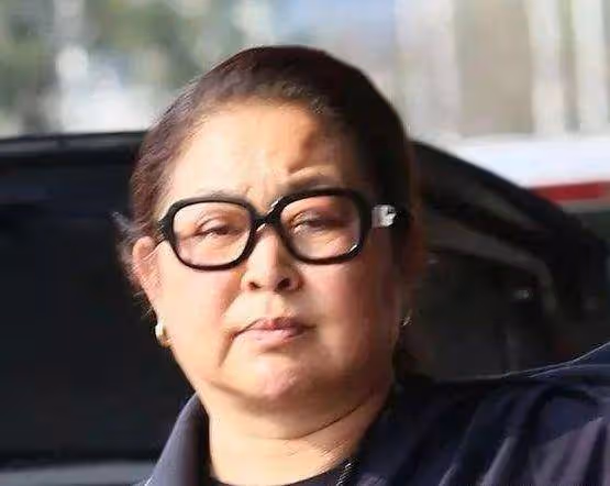 63歲倪萍曬最新近照 身材暴瘦被指口斜眼歪