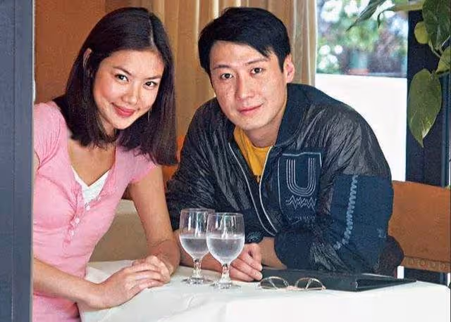 曬曬黎明在香港住的房子,外觀霸氣十足,院子種著參天大樹,比他家四層樓都要高