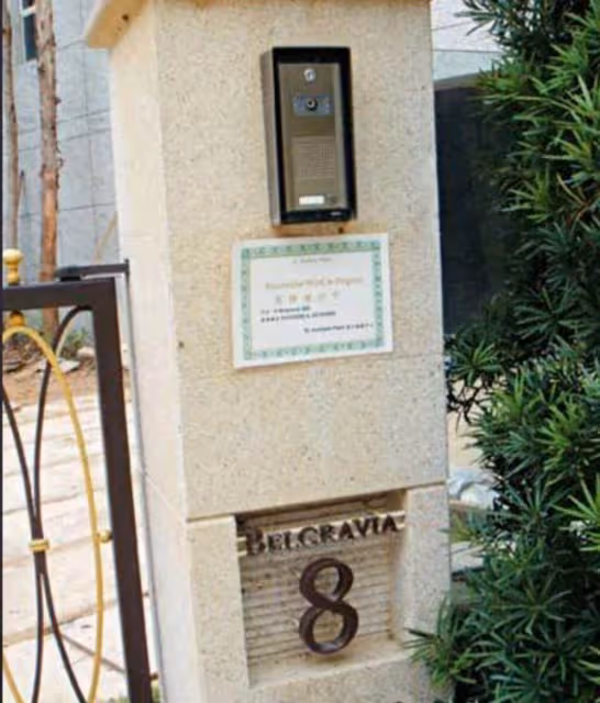 曬曬黎明在香港住的房子,外觀霸氣十足,院子種著參天大樹,比他家四層樓都要高